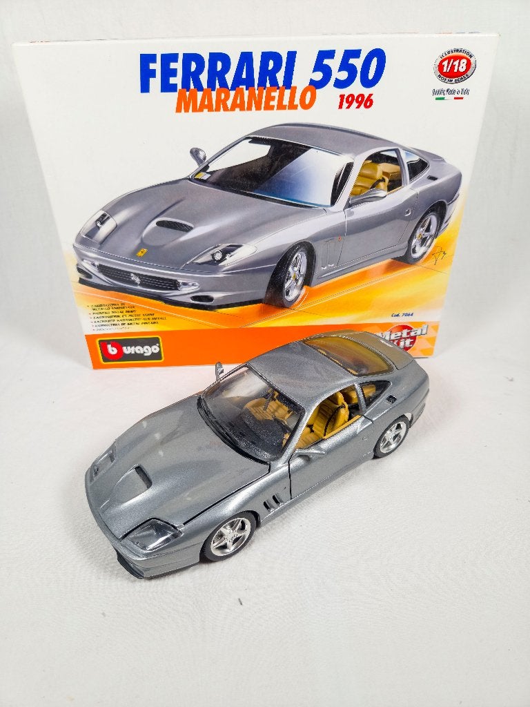 Bburago Ferrari 550 Maranello (1996) 1/18 - Incl doos, Enlèvement, Comme neuf, Voiture, Burago