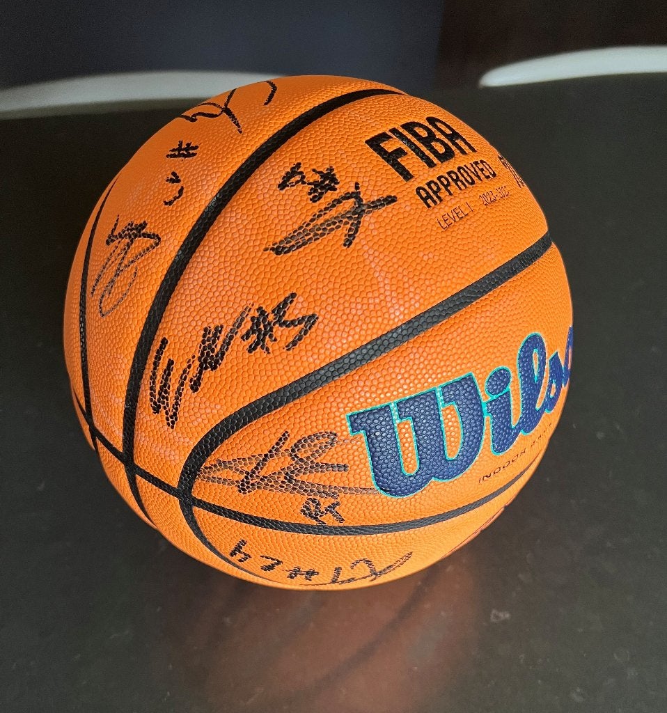 Gesigneerde basketbal - team 25/26, Sport en Fitness, Ophalen, Nieuw, Bal