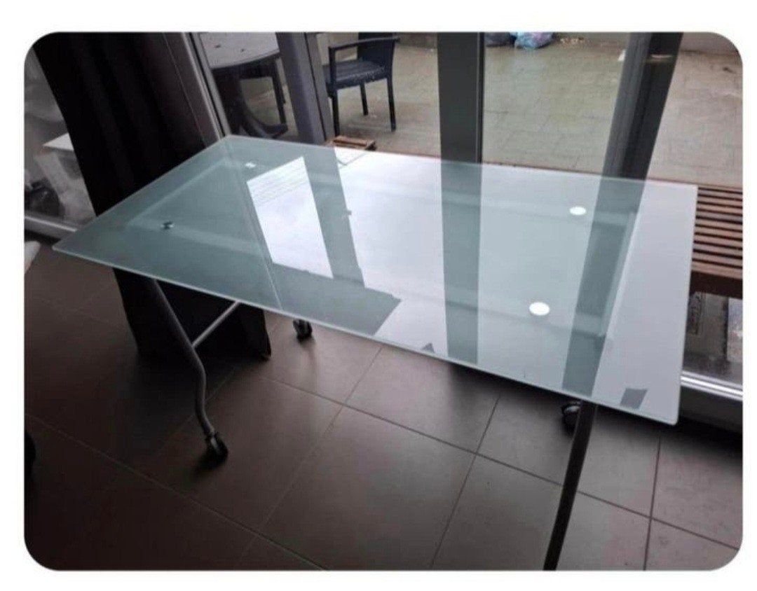 Bureau in verhard glas op wieltjes met rem, Maison & Meubles, Enlèvement, Gris, Verre