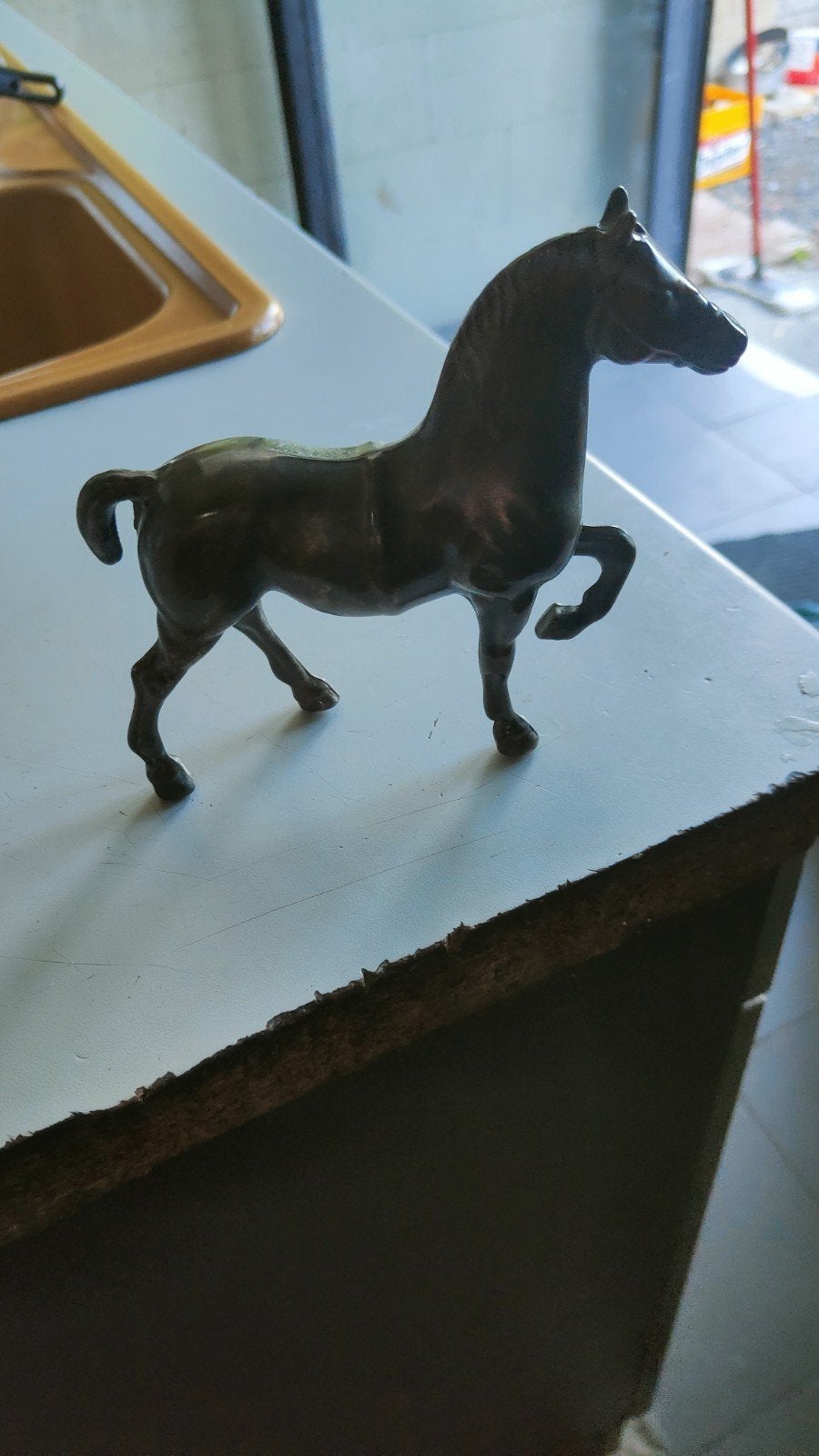 cheval en bronze, Enlèvement