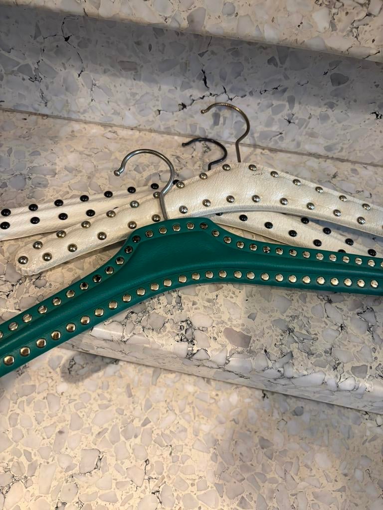 Vintage kleerhangers skai met studs, Ophalen, Zo goed als nieuw