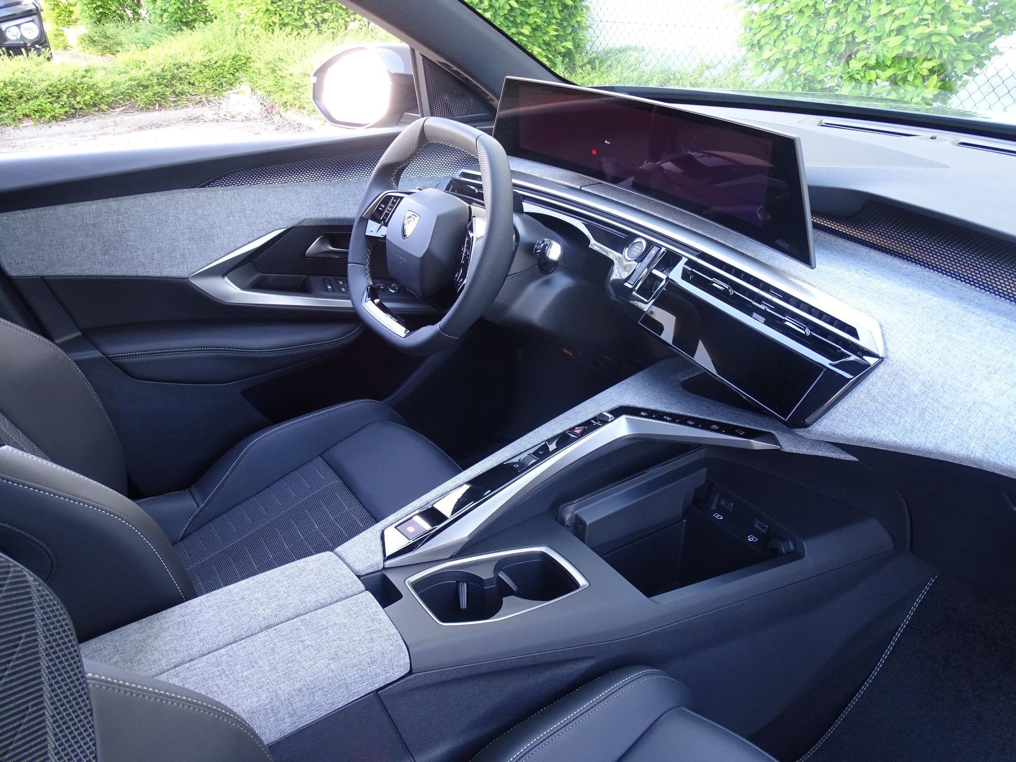 Peugeot 3008 e-3008 210 GT+open dak, Stof, 2183 kg, 213 pk, 157 kW