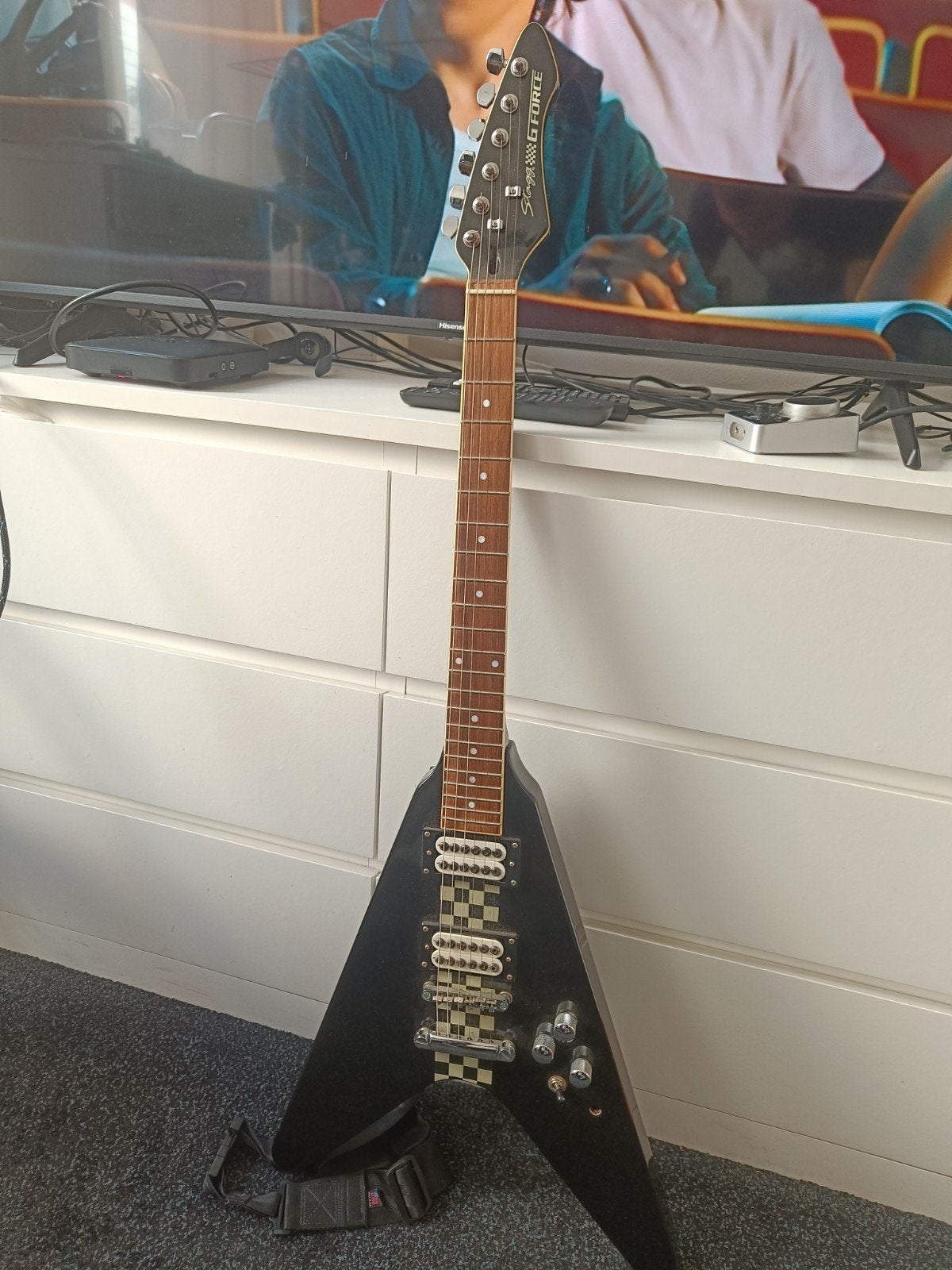 Stagg elektrische gitaar + 15W versterker – bijna nieuw, Musique & Instruments, Enlèvement ou Envoi, Comme neuf, Électrique, 5 cordes
