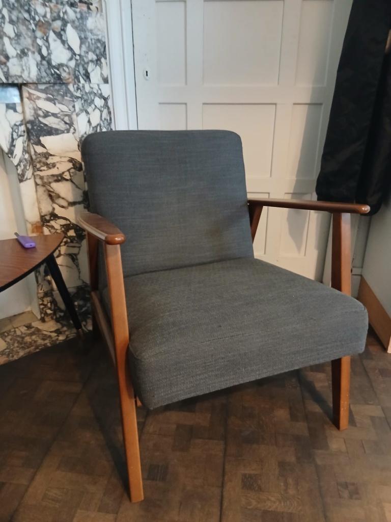 Eenpersoonsbank met (salon)tafeltje, Ophalen, Zo goed als nieuw, Overige materialen