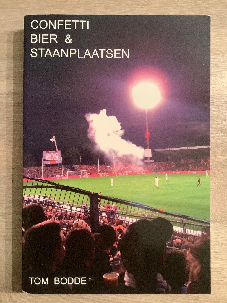 Confetti, bier en staanplaatsen - Tom Bodde, Sport de ballon, Enlèvement ou Envoi, Comme neuf, Tom Bodde