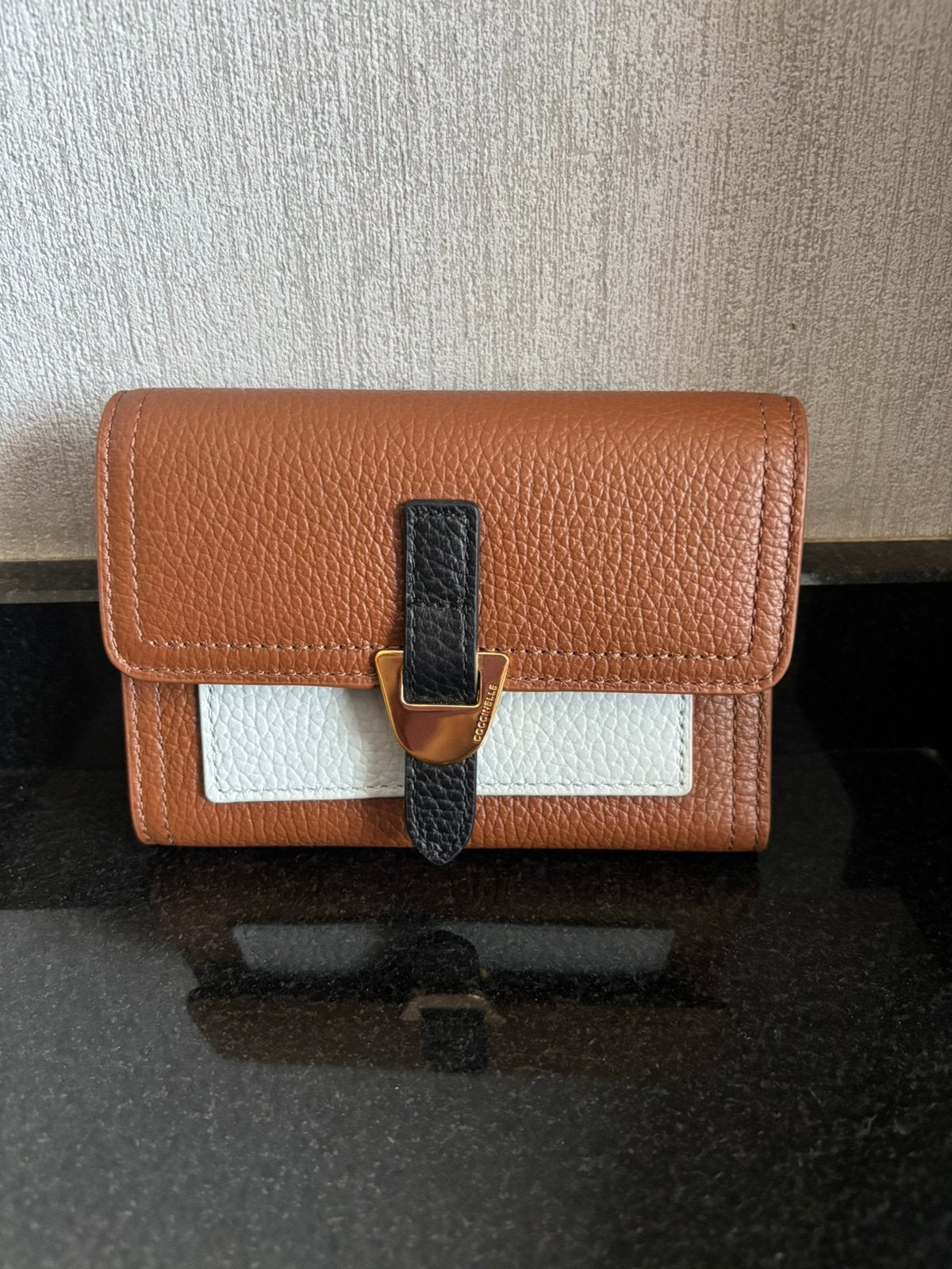 Coccinelle campus portemonnee | cognac snow noir, Enlèvement ou Envoi, Neuf, Brun, Autres marques