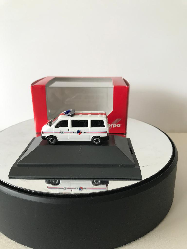 VOLKSWAGEN T4 COMBI/CARAVELLE - RIJKSWACHT - HERPA - 1:87, Verzenden, Nieuw, Bus of Vrachtwagen, Herpa