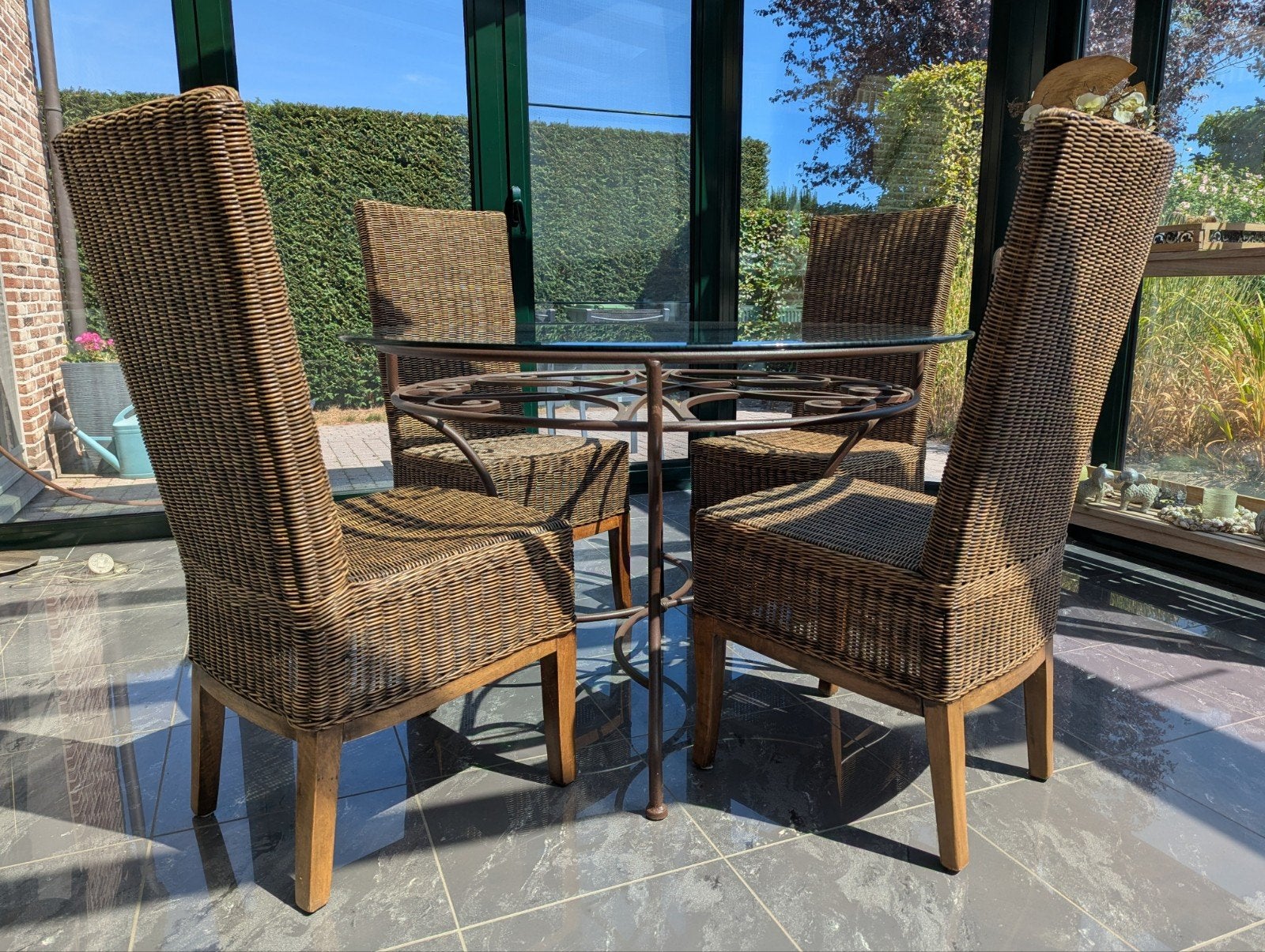 Gietijzeren tuintafel met glazen blad en vier rieten stoelen, Tuin en Terras, Ophalen, Gebruikt, Metaal