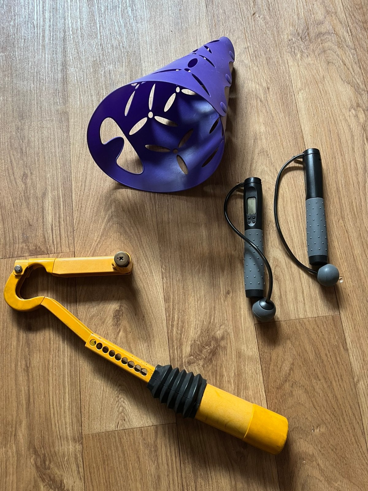 VENDS SELLE - POIGNÉE VELO - CANNE ANTI VOL- CORDE A SAUTER, Enlèvement, Comme neuf