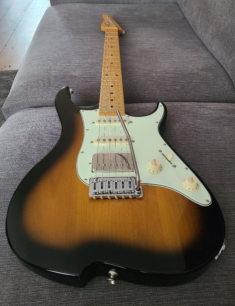 Vola OZ V3 MC (Made in Japan) - 2 Tone Sunburst, Musique & Instruments, Enlèvement ou Envoi, Comme neuf, Solid body, Autres marques