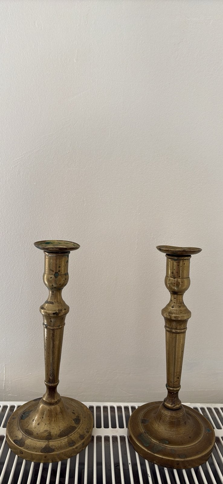 Paire de chandeliers / flambeaux anciens en laiton massif, Enlèvement ou Envoi