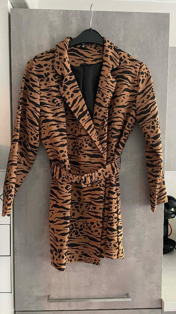 BLAZER  VESTE  ceinturé neuf imprimé brun  MISSGUIDED S, Neuf, Enlèvement ou Envoi, Taille 36 (S), Brun