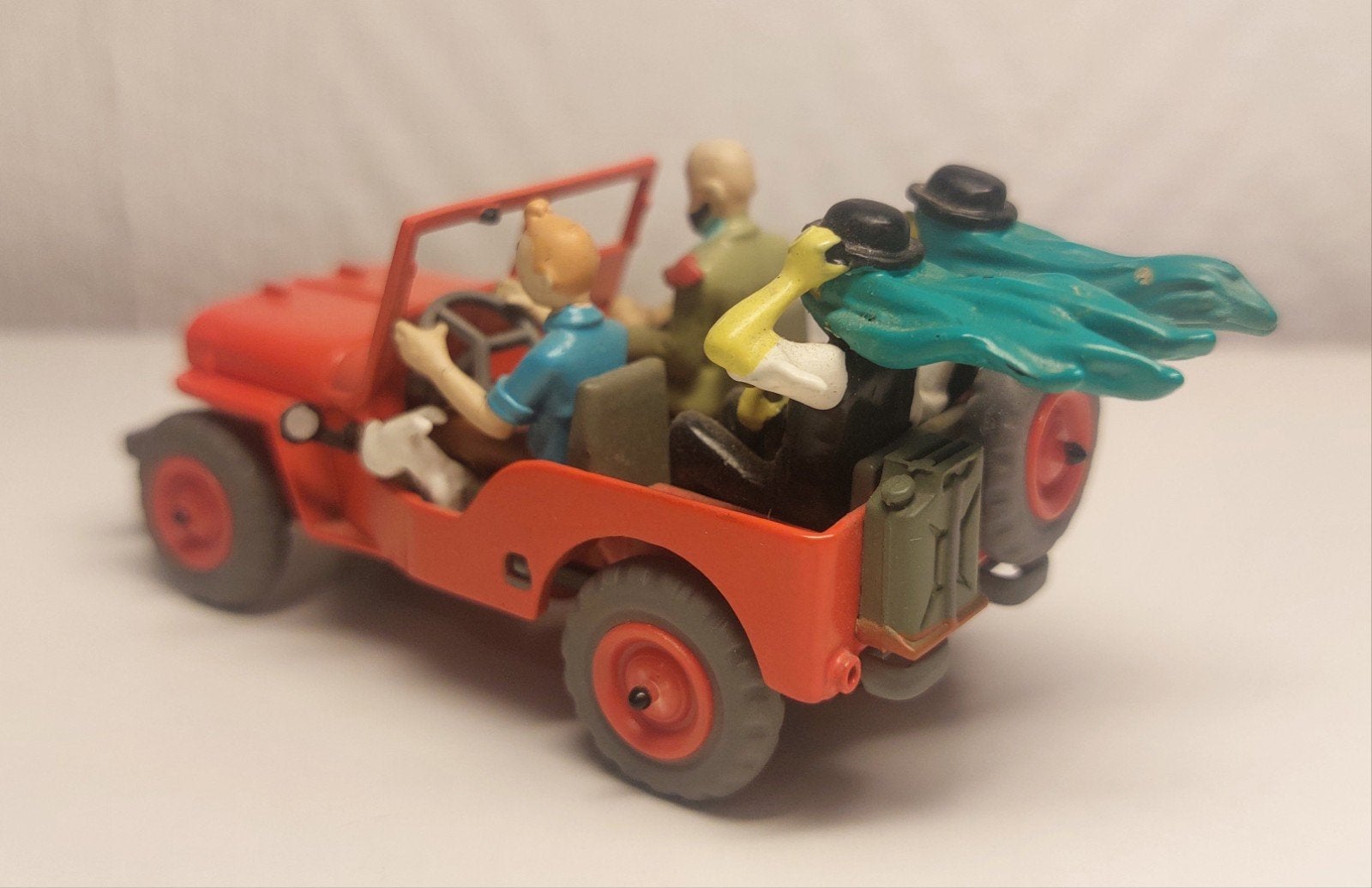 Voiture TINTIN Atlas 1/43 'La Jeep rouge sur la couverture d, Collections, Enlèvement ou Envoi, Tintin, Comme neuf, Statue ou Figurine