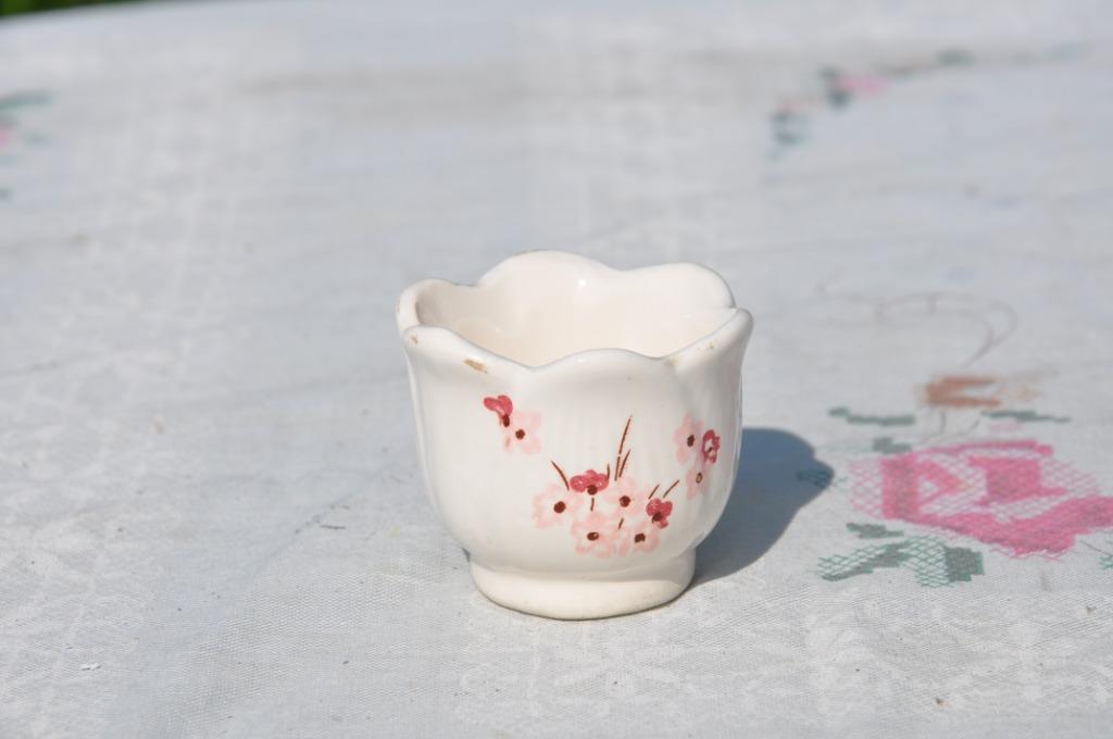 coquetier en faience petite fleurs rose, Enlèvement ou Envoi