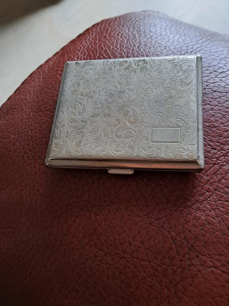 Boite a cigarette argentee, Ophalen