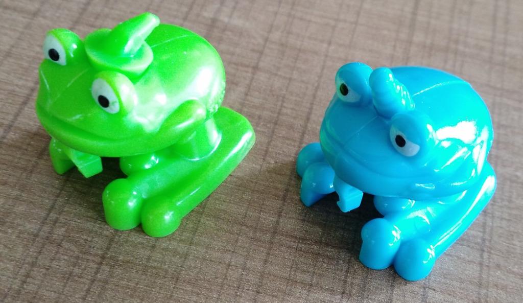 2 miniatuur kikkertjes (Kindersurprise), Ophalen of Verzenden, Zo goed als nieuw
