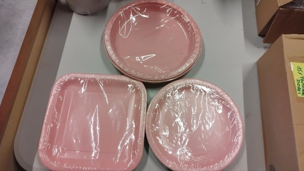 Lot d'assiettes roses pâle carton et plastique nappe papier, Enlèvement ou Envoi, Neuf