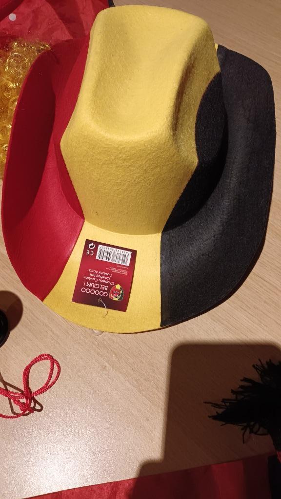 Chapeau et divers articles "Fan de Foot, Enlèvement ou Envoi, Comme neuf, Autres types