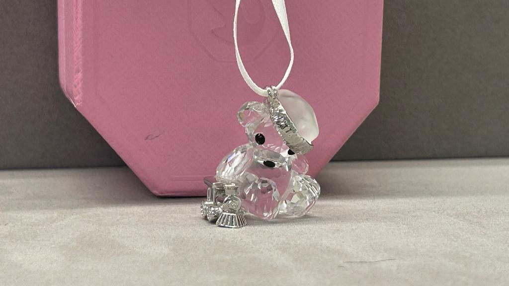 Swarovski Kris Beer Kerst Ornament,  met Trein, locomotief., Ophalen of Verzenden, Nieuw, Figuurtje