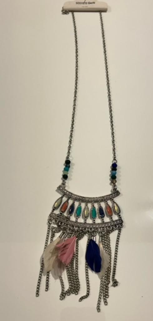 Zilverkleurige ketting met hanger met kralen en veren, Bijoux, Sacs & Beauté, Colliers, Neuf, Enlèvement ou Envoi, Synthétique