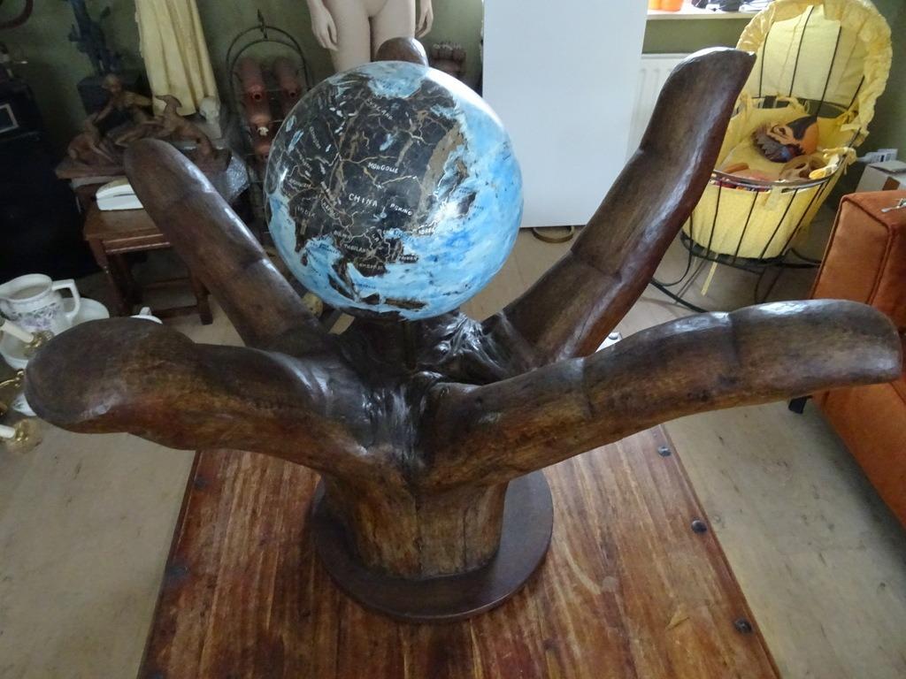 Constant Grooten Marmeren globe in hand Bezorging mogelijk, Antiek en Kunst, Kunst | Beelden en Houtsnijwerken, Ophalen