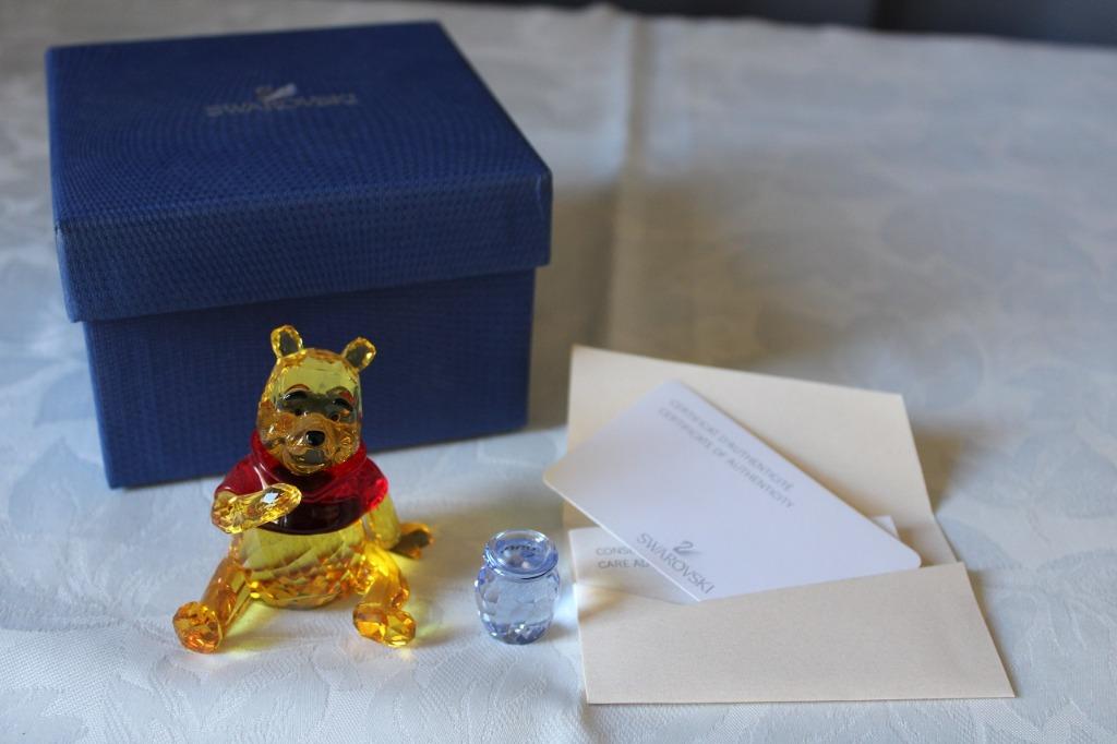*Disney Swarovski Winnie de poeh met honingpot + certificaat, Ophalen of Verzenden, Winnie de Poeh of vrienden, Zo goed als nieuw