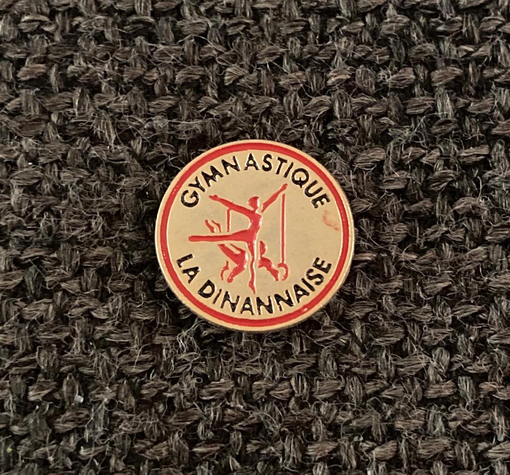 PIN - GYMNASTIQUE - LA DINANNAISE - GYMNASTIEK - TURNEN, Envoi, Utilisé, Sport, Insigne ou Pin's