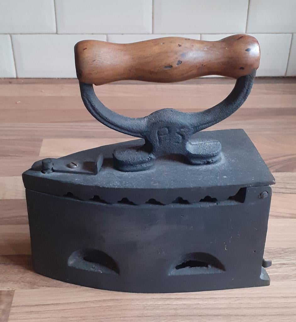 Gietijzeren kolenstrijkijzer met houten handvat, Antiquités & Art, Curiosités & Brocante, Enlèvement