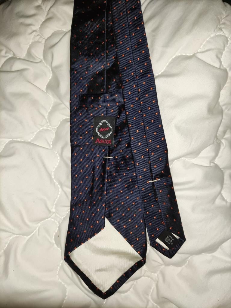 Ascot - pois bleu marine + rouges, 100% soie, Enlèvement ou Envoi, Comme neuf