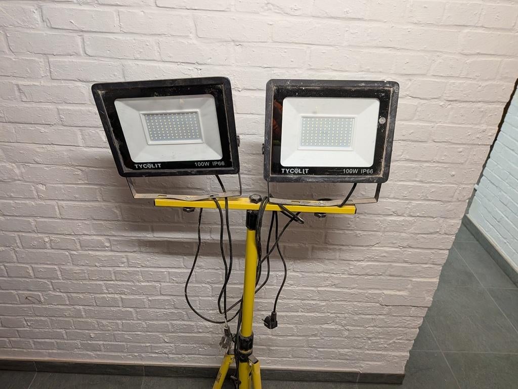 éclairage de chantier LED Tycolit - 2x100 W IP66 a/ support, Bricolage & Construction, Éclairage de chantier, Utilisé, Lampe, 50 à 200 watts
