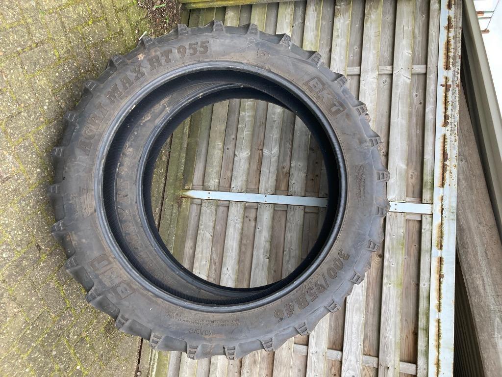 2 pneus de tracteur 300/95R46 BKT AgriMax RT-955, Enlèvement