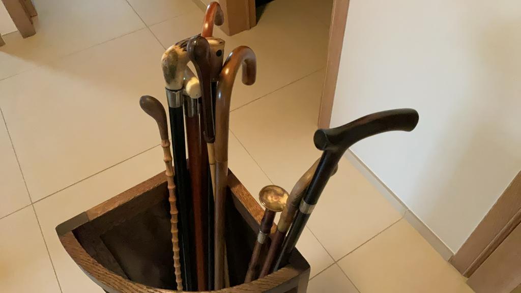 Oude wandelstokken met houder in eik ., Enlèvement