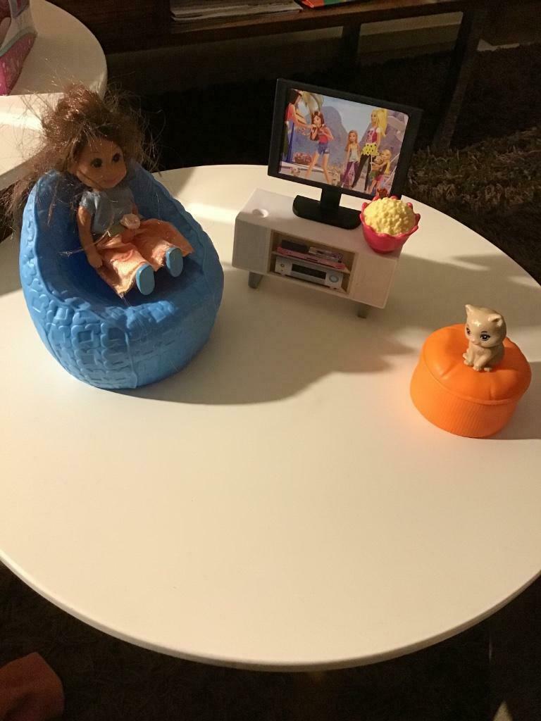Woonkamer pop(zetel, popje, tv, popcorn, proefje en poesje), Kinderen en Baby's, Speelgoed | Poppen, Ophalen, Zo goed als nieuw