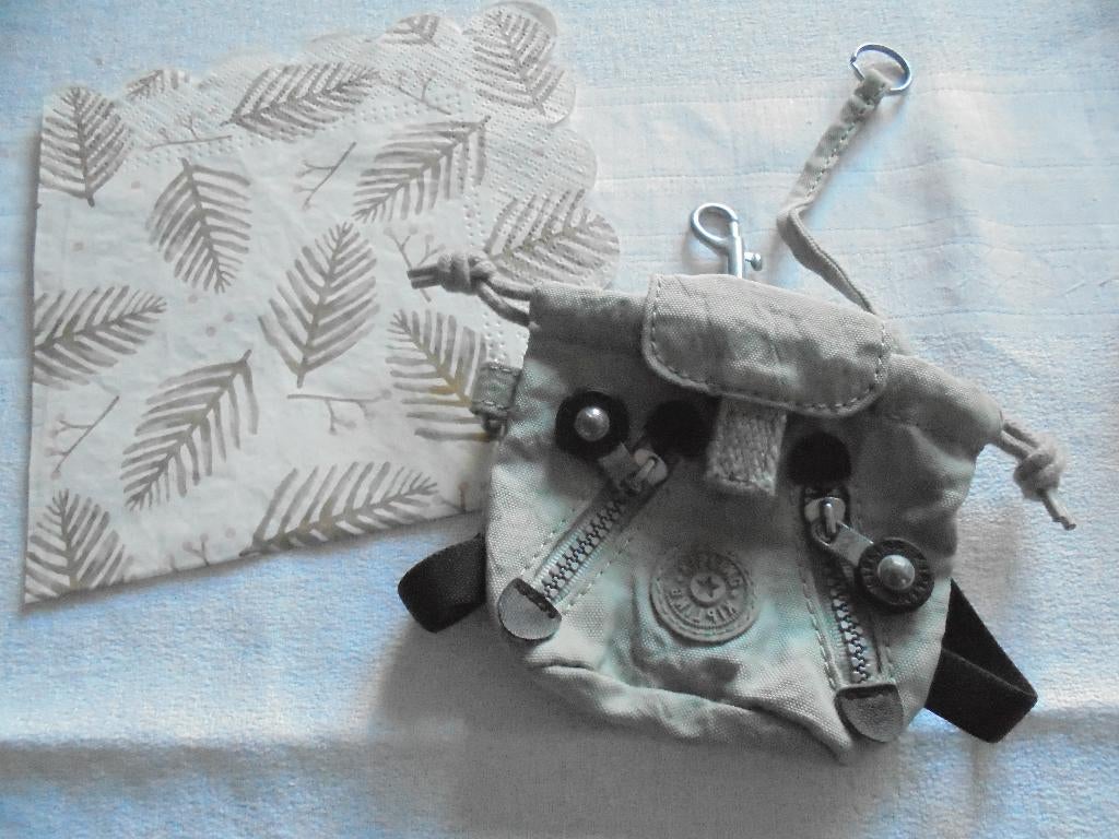 Leuke grijze mini KIPLING rugzakje= hoesje voor sleutels, Ophalen of Verzenden, Nieuw