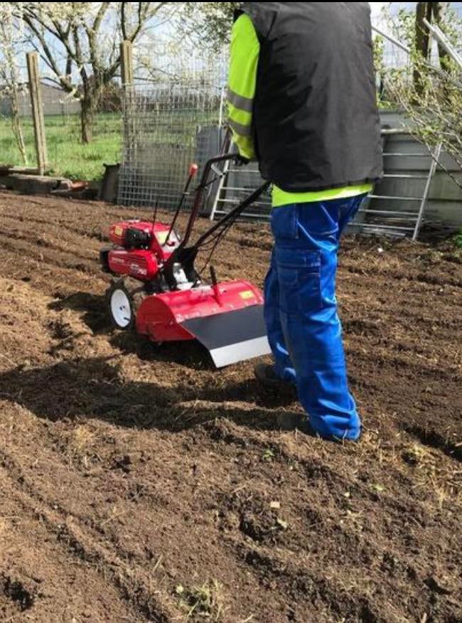 Tuinhulp voor moestuin., Ophalen