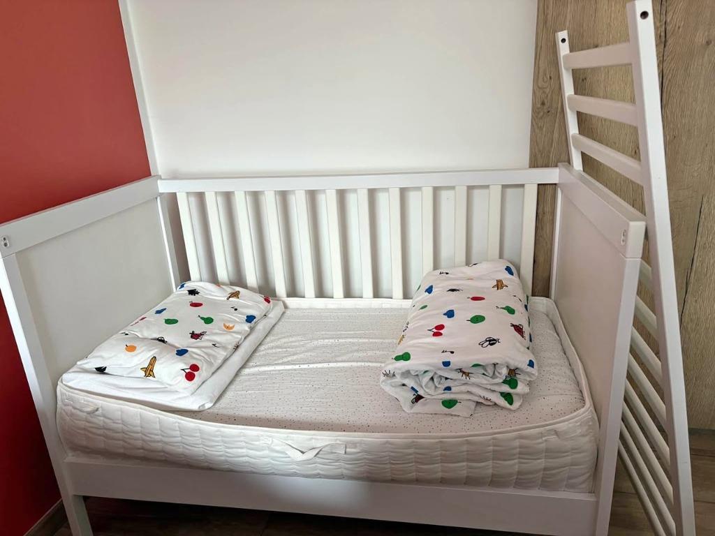 Lit bébé complet modulable + ensemble de literie, Garçon ou Fille, Autres couleurs, Comme neuf, Enlèvement