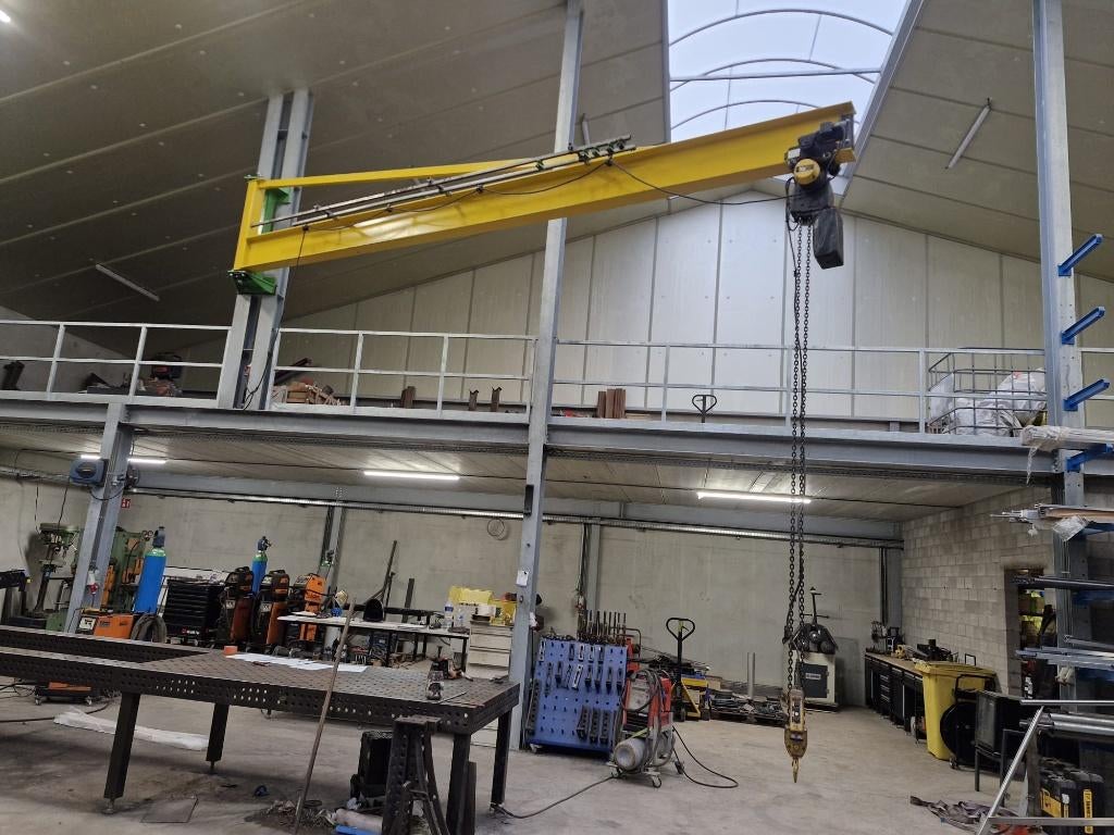 wand zwenkkraan, Ophalen, Zo goed als nieuw, Elektrisch