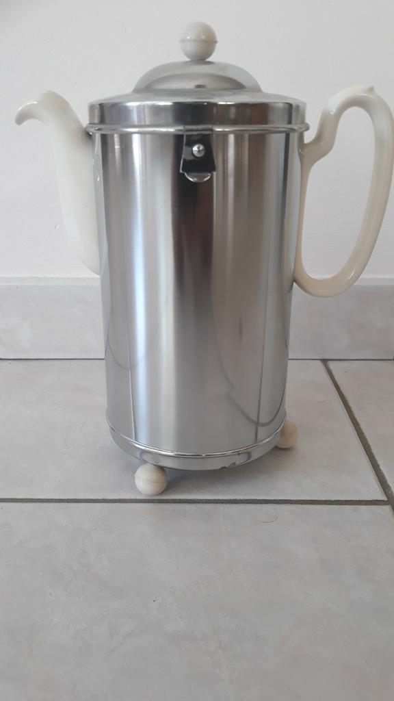 Koffiepot met metalen omhulsel/muts om de kan warm te houden, Antiek en Kunst, Ophalen
