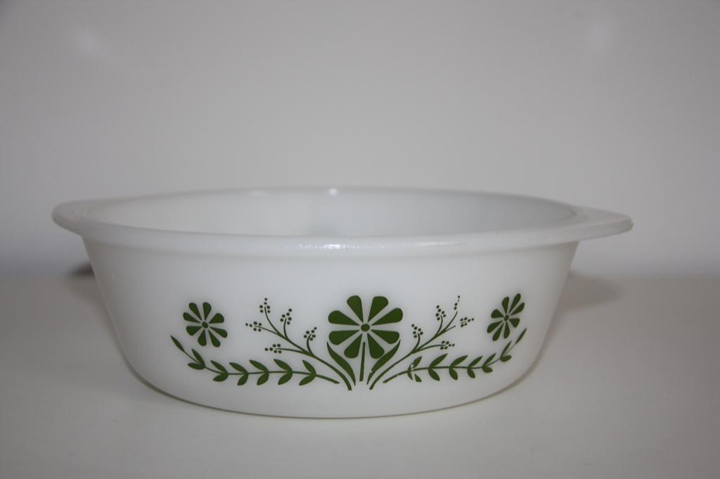 Vintage glasbake cassarol ovenschaal groene bloemen melkglas, Verzamelen, Retro, Verzenden, Huis en Inrichting