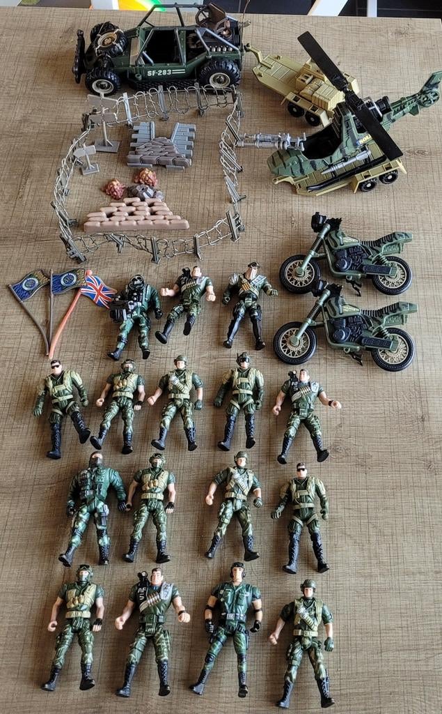 16 actiefiguren, voertuigen + accessoires - thema leger, Ophalen of Verzenden, Gebruikt
