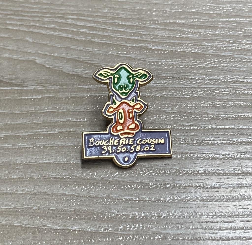 PIN - BOUCHERIE COUSIN - MOUTON - VACHE - SCHAAP - KOE, Envoi, Utilisé, Autres sujets/thèmes, Insigne ou Pin's