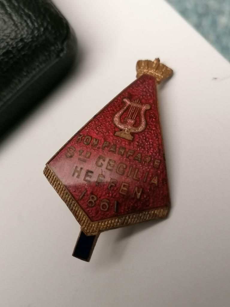 Vintage broche kon. Fanfare st. Cecilia Heffen, Verzenden
