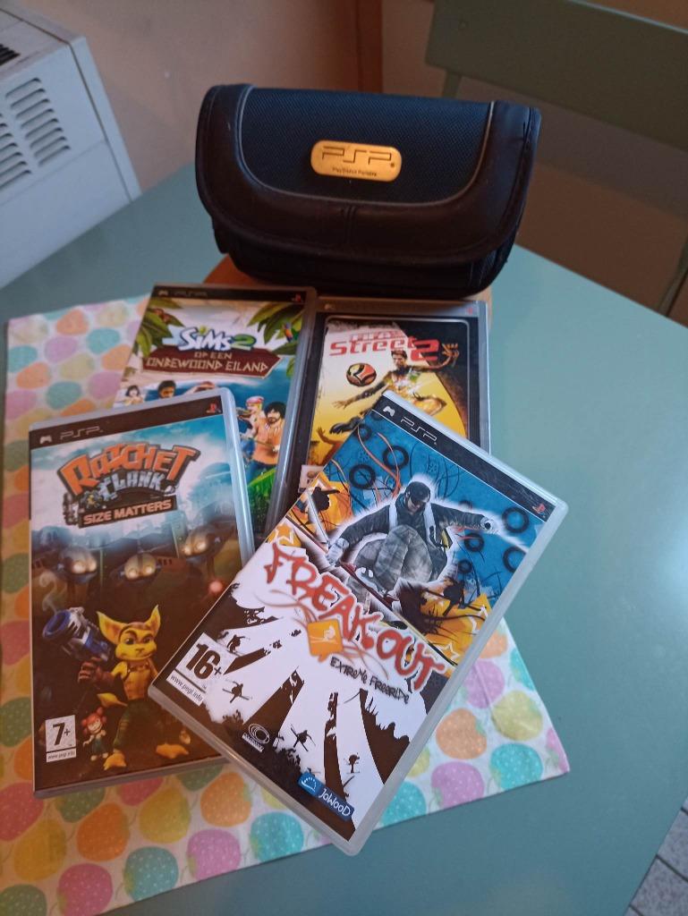 PSP opbergtas met 4 games, Verzenden, Gebruikt