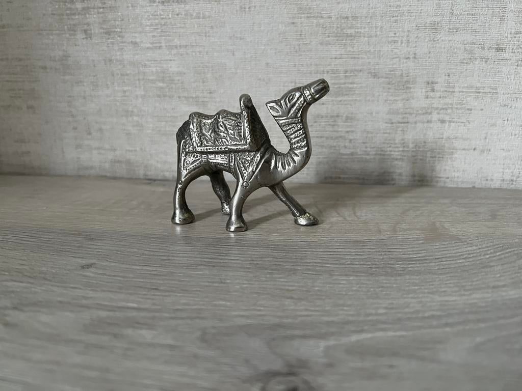 Statuette artisanale chameau en métal ciselé, Enlèvement, Comme neuf, Animal