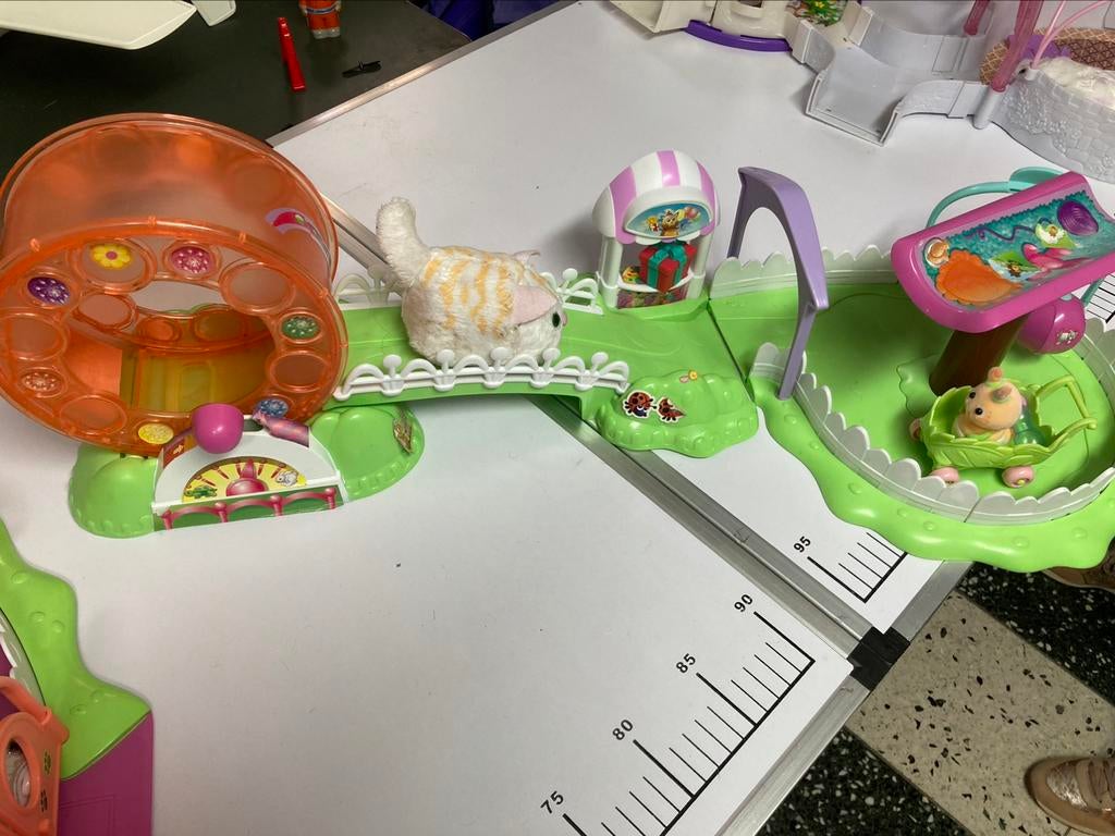 Zhu Zhu Pets: 2 tours + kasteel + 6 Zhu Zhu Pets, Kinderen en Baby's, Speelgoed | Educatief en Creatief, Zo goed als nieuw, Bouwen