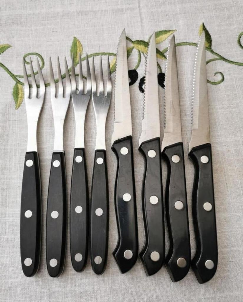 Bestekset 4 personen steak steakset Monogram., Enlèvement ou Envoi, Comme neuf, Ensemble de couverts