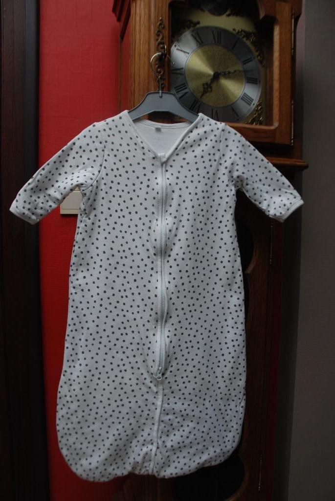 Bébé Gigoteuse blanche à pois T90 ou 12 à 18M Très bon état!, Enlèvement ou Envoi, Comme neuf, 70 à 85 cm, Sac de couchage