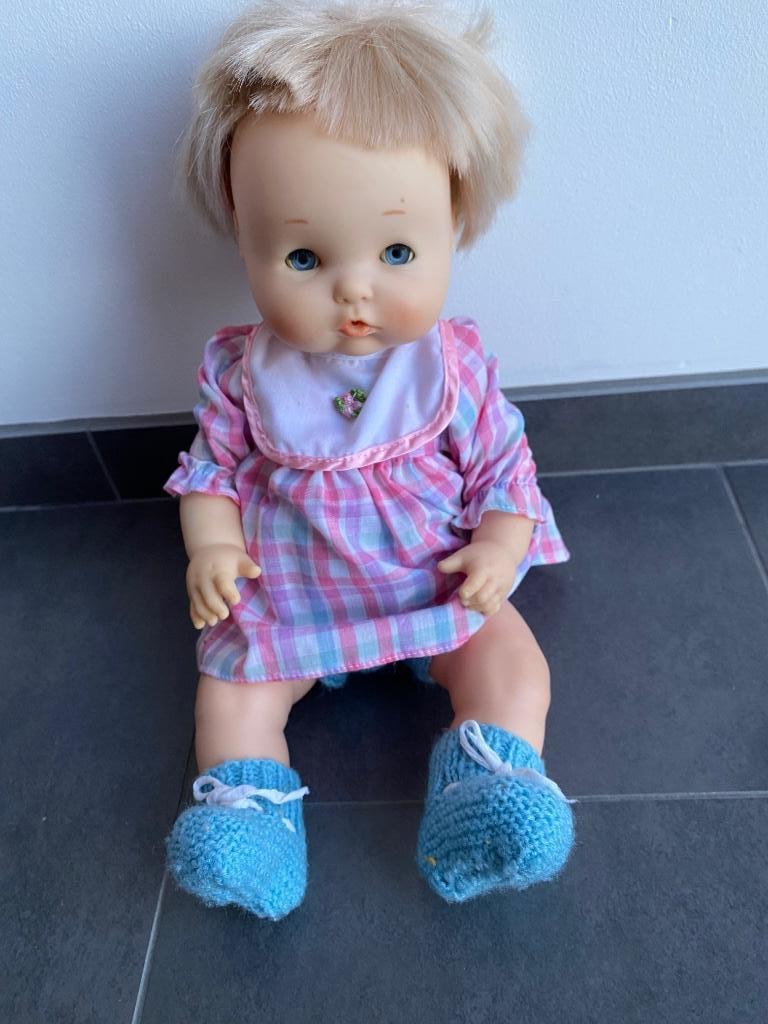 Poupée qui fait pipi et vêtements, Enfants & Bébés, Jouets | Poupées, Enlèvement ou Envoi, Utilisé, Autres types