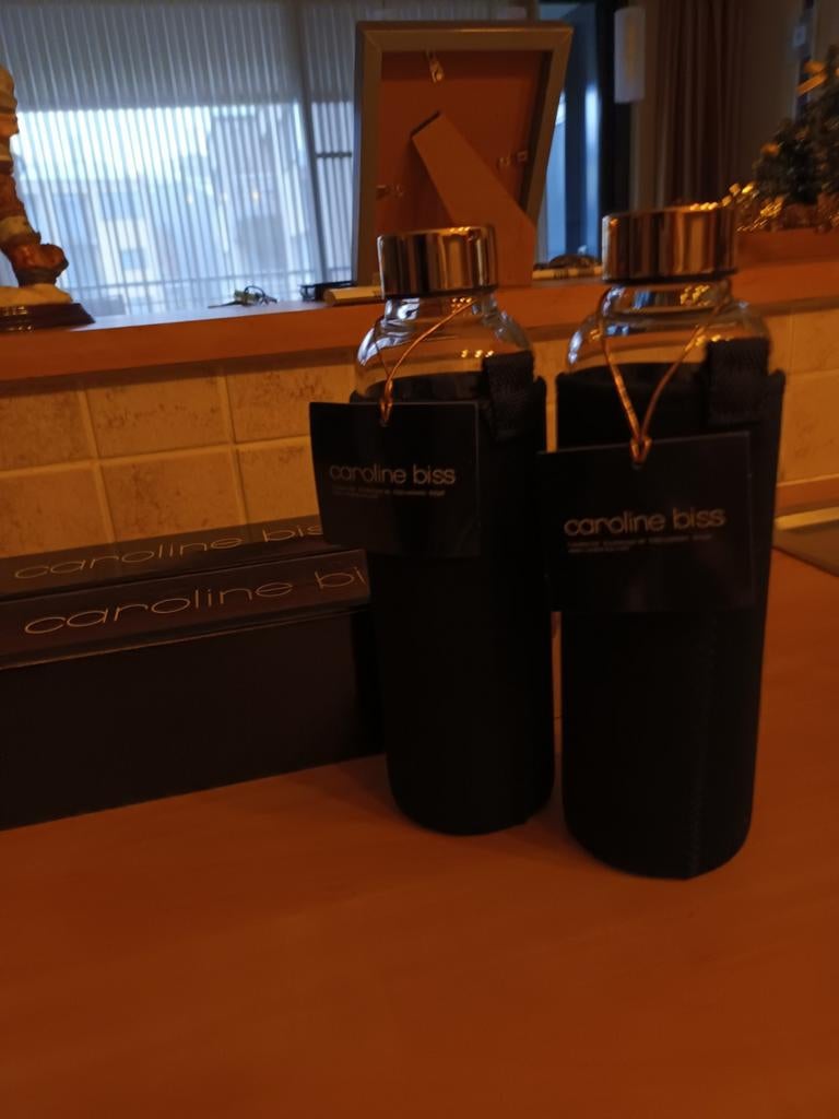 2 carafes entièrement neuves "CAROLINE BISS", Maison & Meubles, Cuisine | Vaisselle, Neuf, Enlèvement ou Envoi