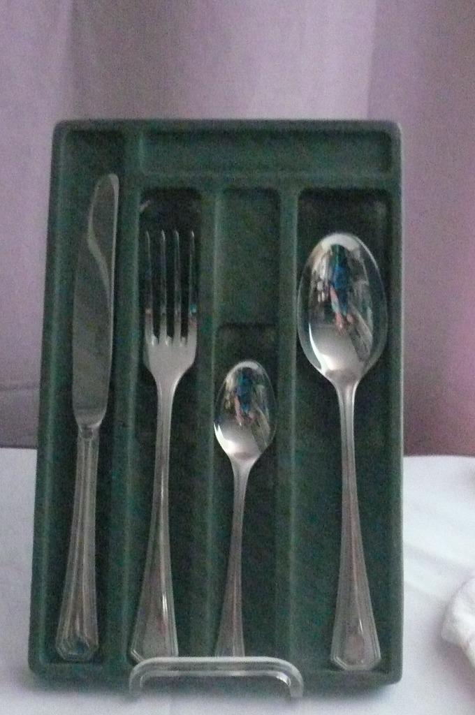 78 delig bestek "quattro" inox, Maison & Meubles, Cuisine | Couverts, Neuf, Inox ou Chrome, Enlèvement ou Envoi